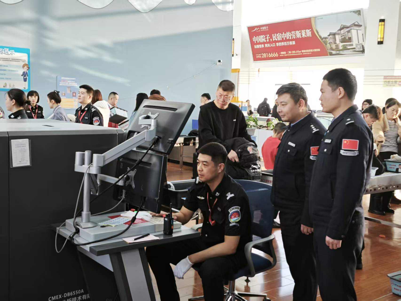 塔克什肯边防检查站与阿勒泰雪都机场安全检查站开展交流学习