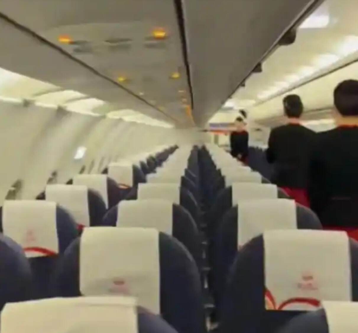 女子200元"包机"飞成都？航司回应