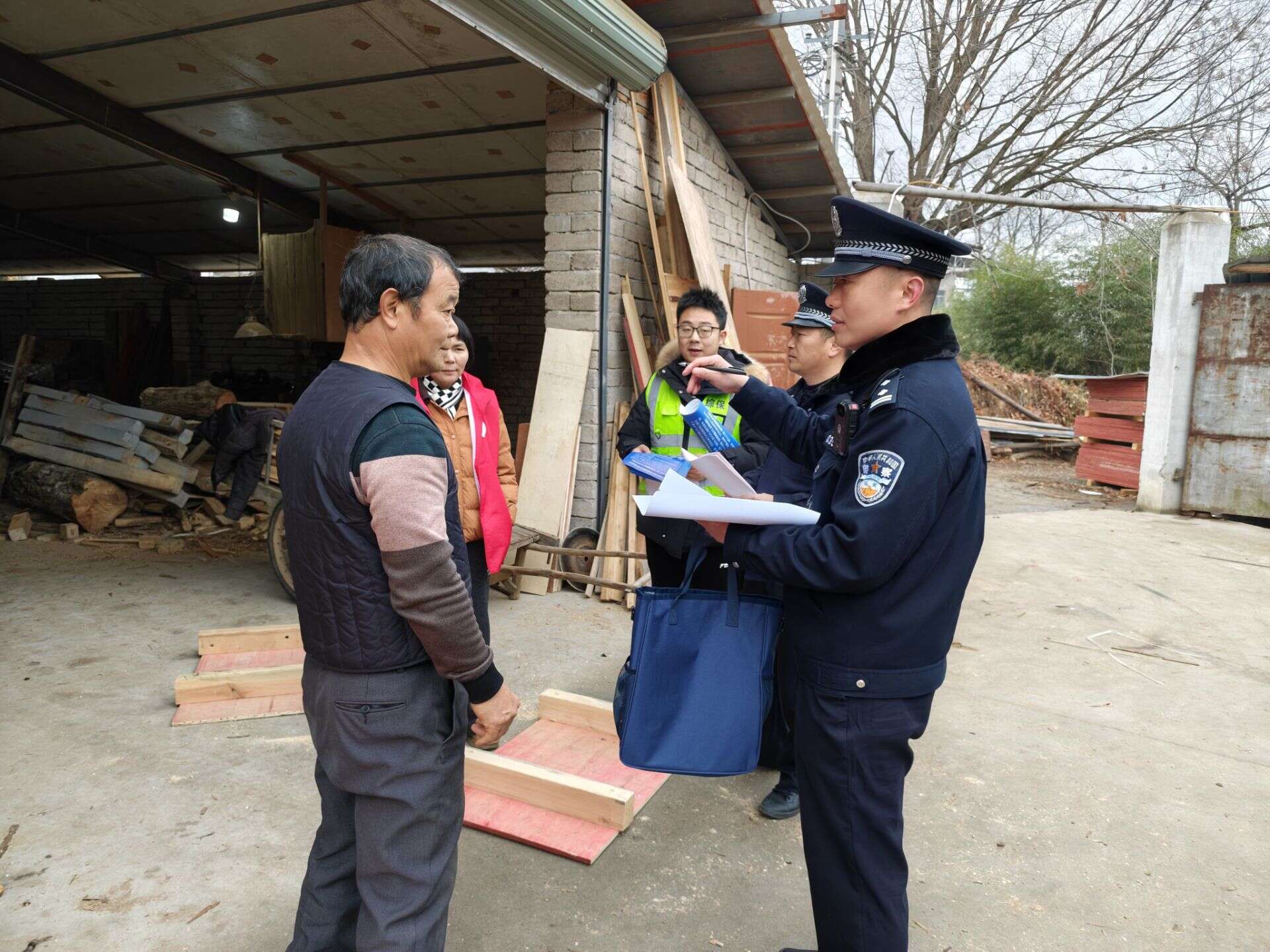 黄山机场联合机场公安开展净空保护与无人机防控宣传活动