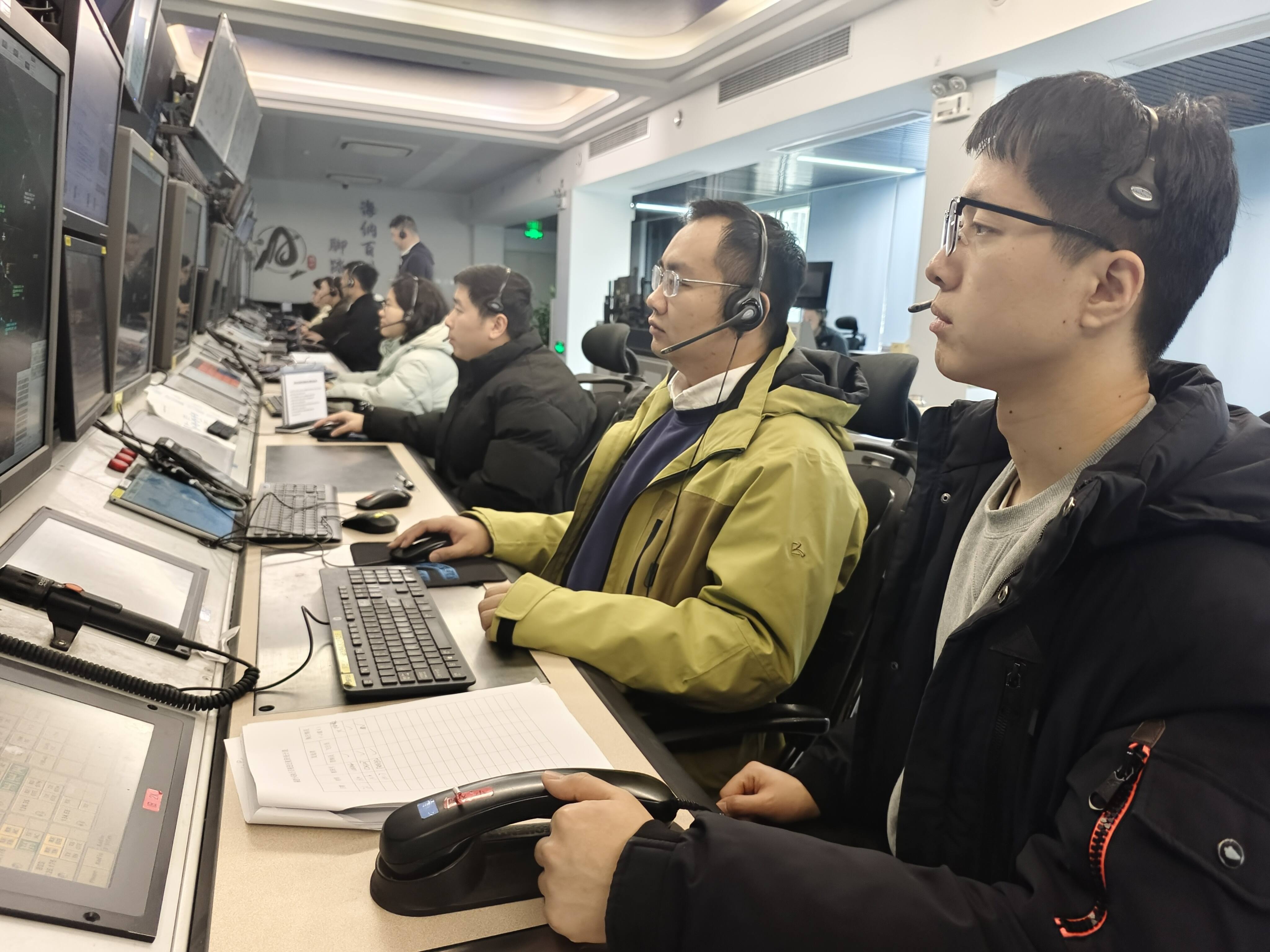 福建空管分局管制运行部进近管制室正式启用主备用自动化系统电子进程单