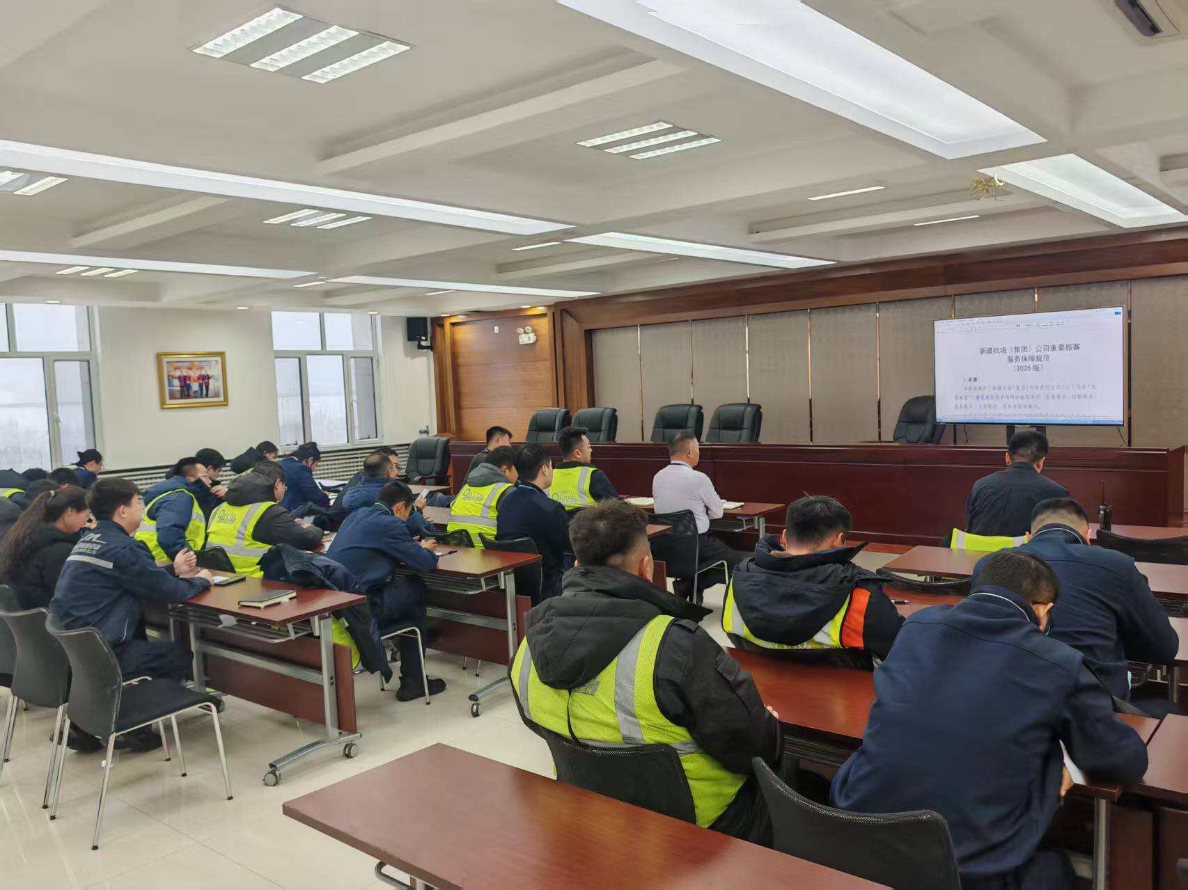 富蕴机场开展全员服务培训 筑牢重要旅客保障根基