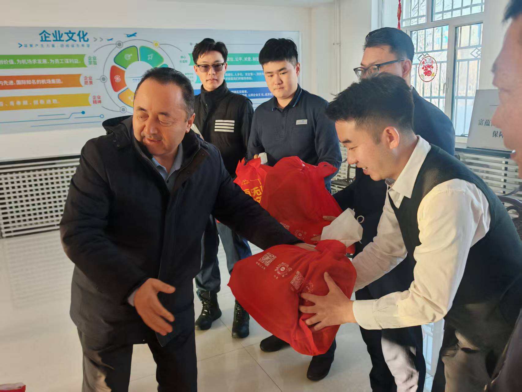 阿勒泰地区总工会元旦前夕前往富蕴可可托海机场开展“冬送温暖”慰问活动