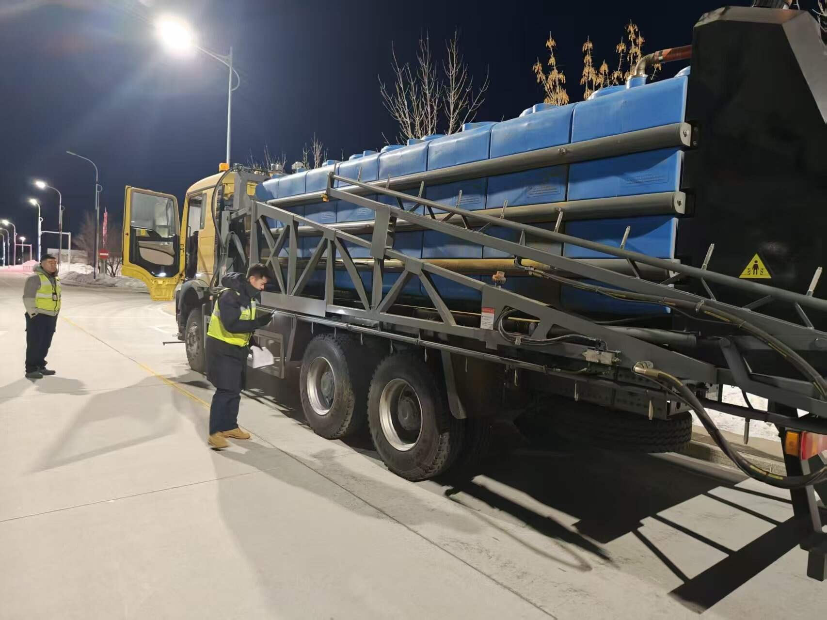 科技赋能保畅通 新添利器护平安——富蕴可可托海机场迎来新型高效洒布车