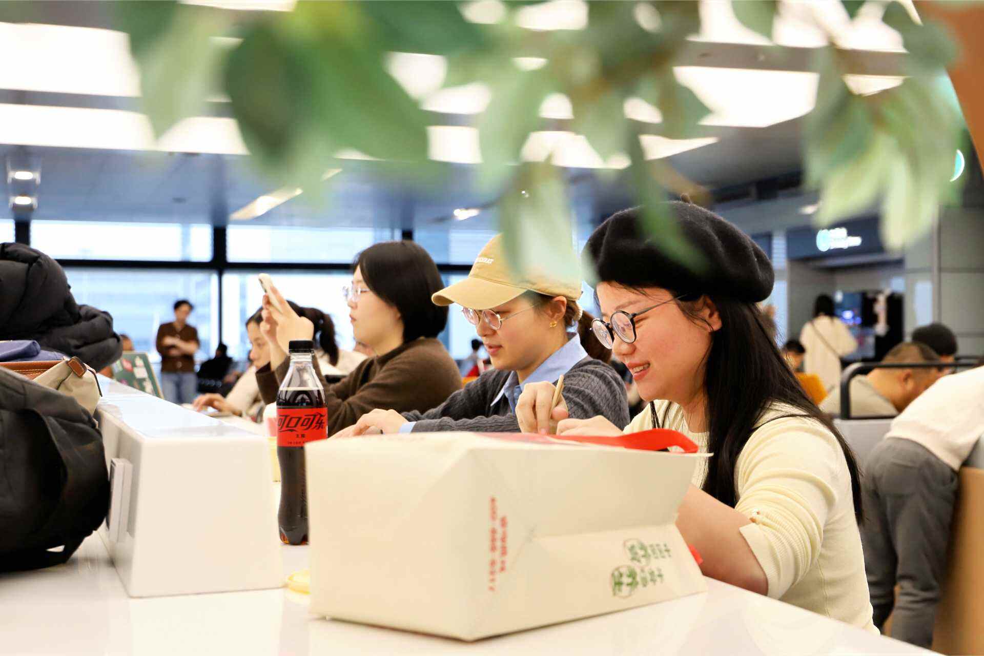 杭州机场推出“浙里点单”服务 让旅客登机口轻松点“外卖”