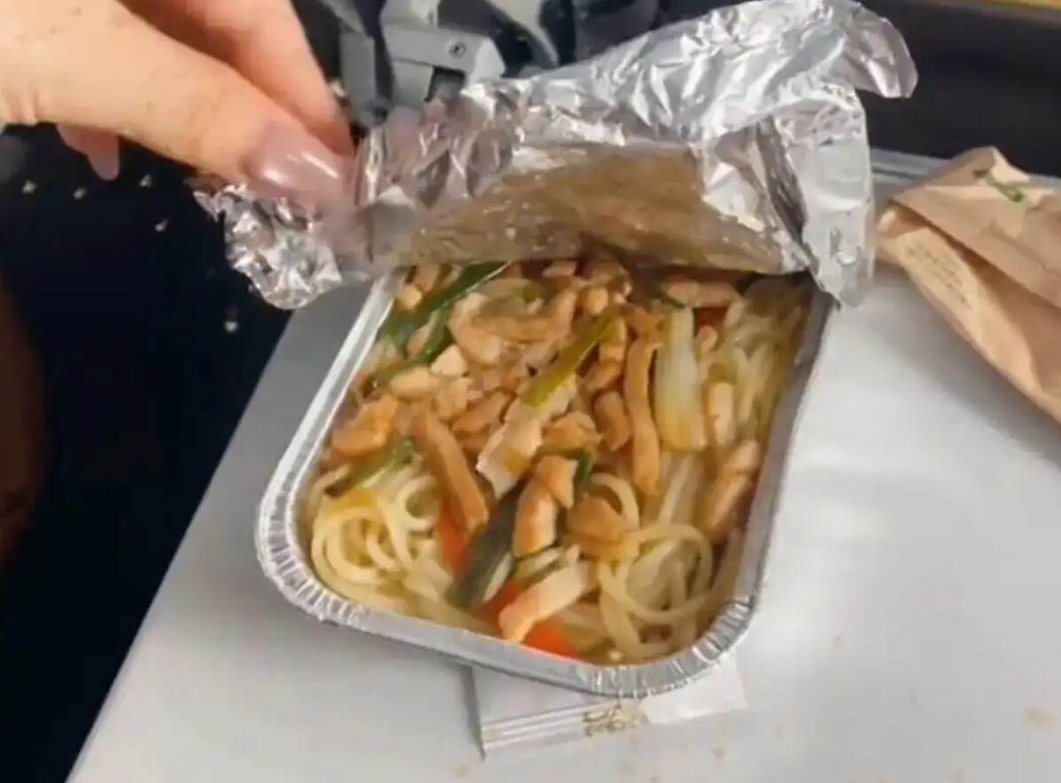 "一根青菜"飞机餐冲上热搜？当事人紧急辟谣