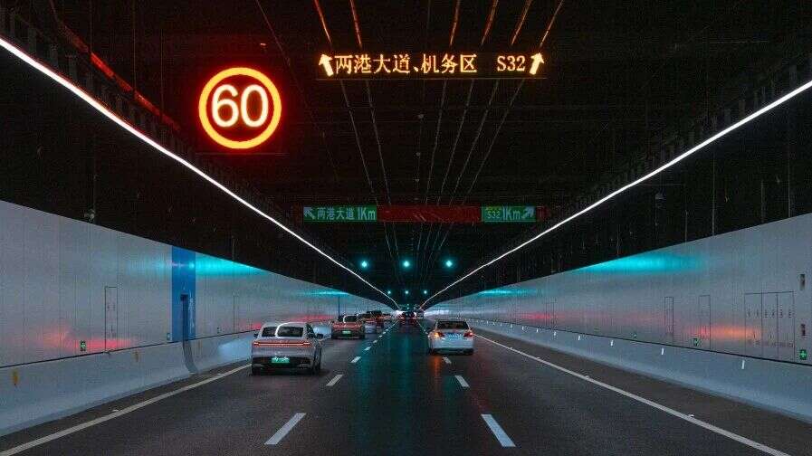 首次采用连续光带照明方案，浦东机场南进出场路地道西线正式启用