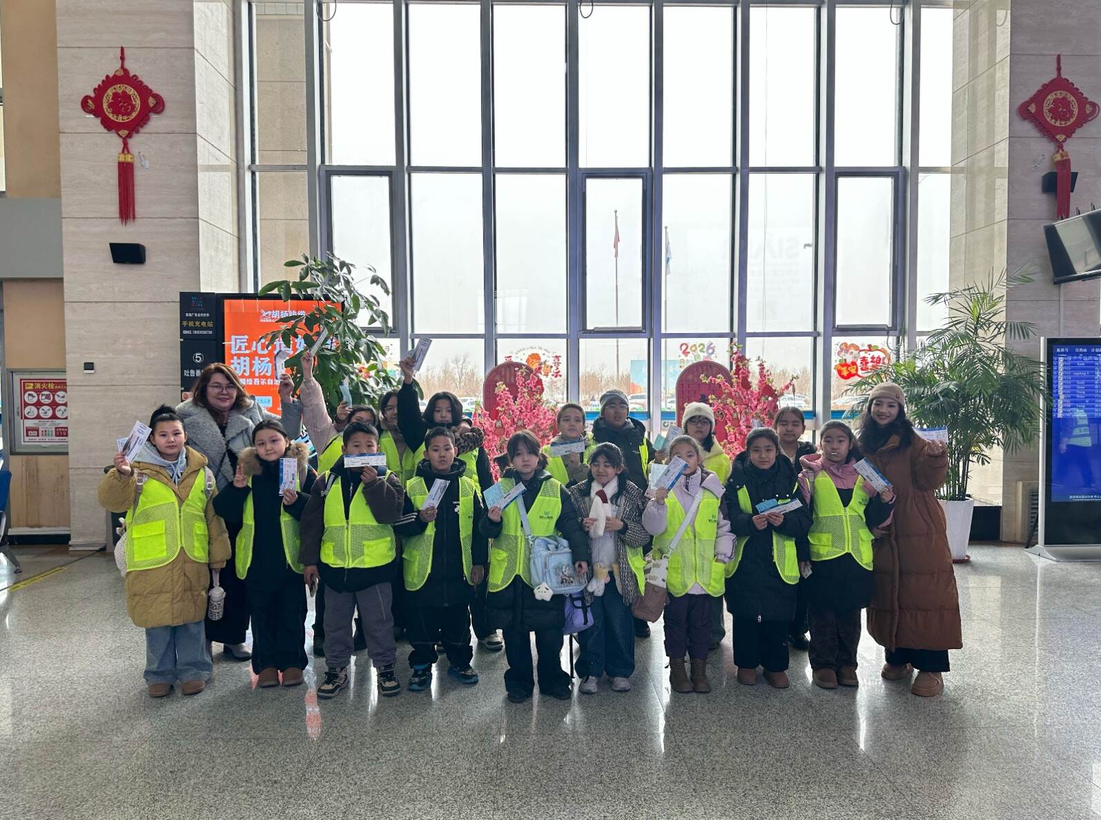 新疆机场集团吐鲁番交河机场萌娃探空港筑梦蓝天行