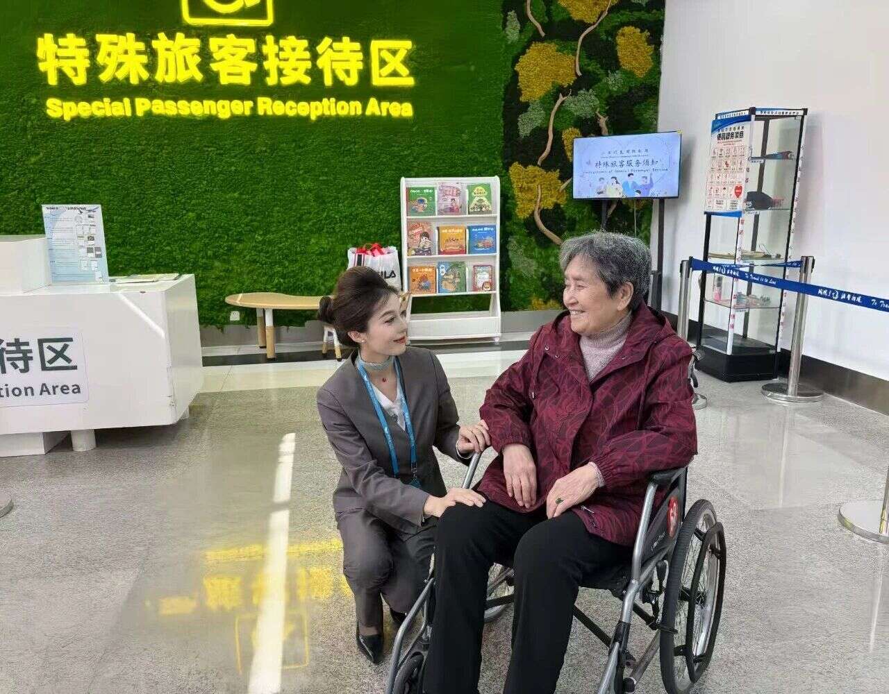 三亚机场为春运返程无陪老人开启绿色通道