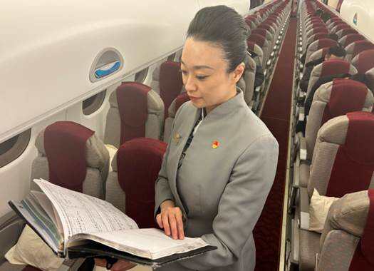 坚守云端二十载 以心为炬映初心——记2025年度“方大劳模”新海航天津航空乘务长袁方