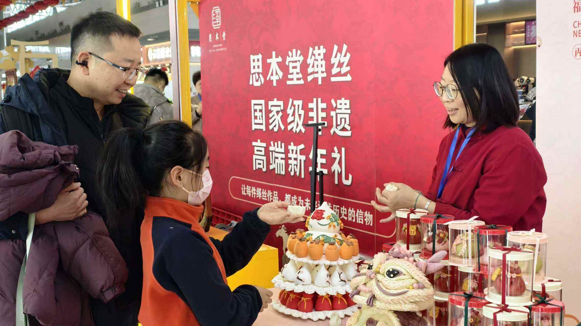 小年启新程 非遗暖归途 石家庄正定国际机场解锁春运候机“年俗新玩法”