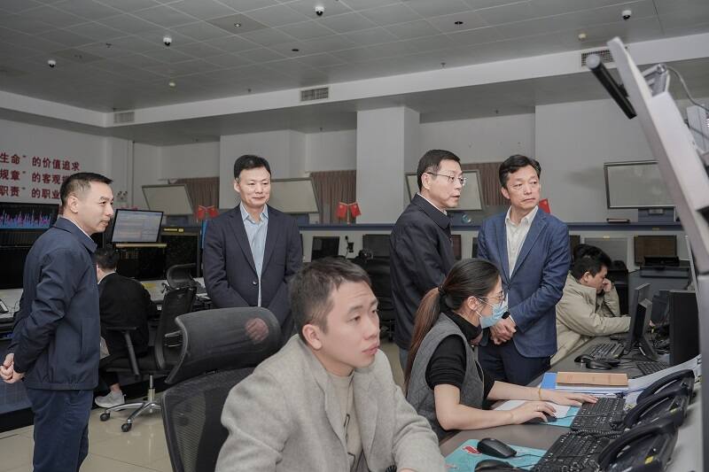 华东空管局党委常委、副局长邢谦赴厦门空管站调研并开展“送温暖”慰问工作