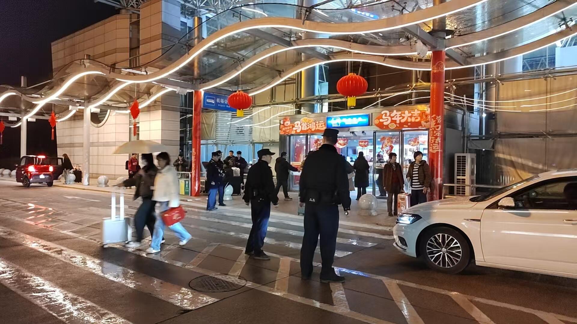 皖风传温情 暖程启新岁
——黄山机场春运优化服务举措 让归家路满溢徽州温度