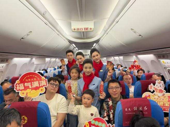 主题航班共庆新年，云端春运更添温情
