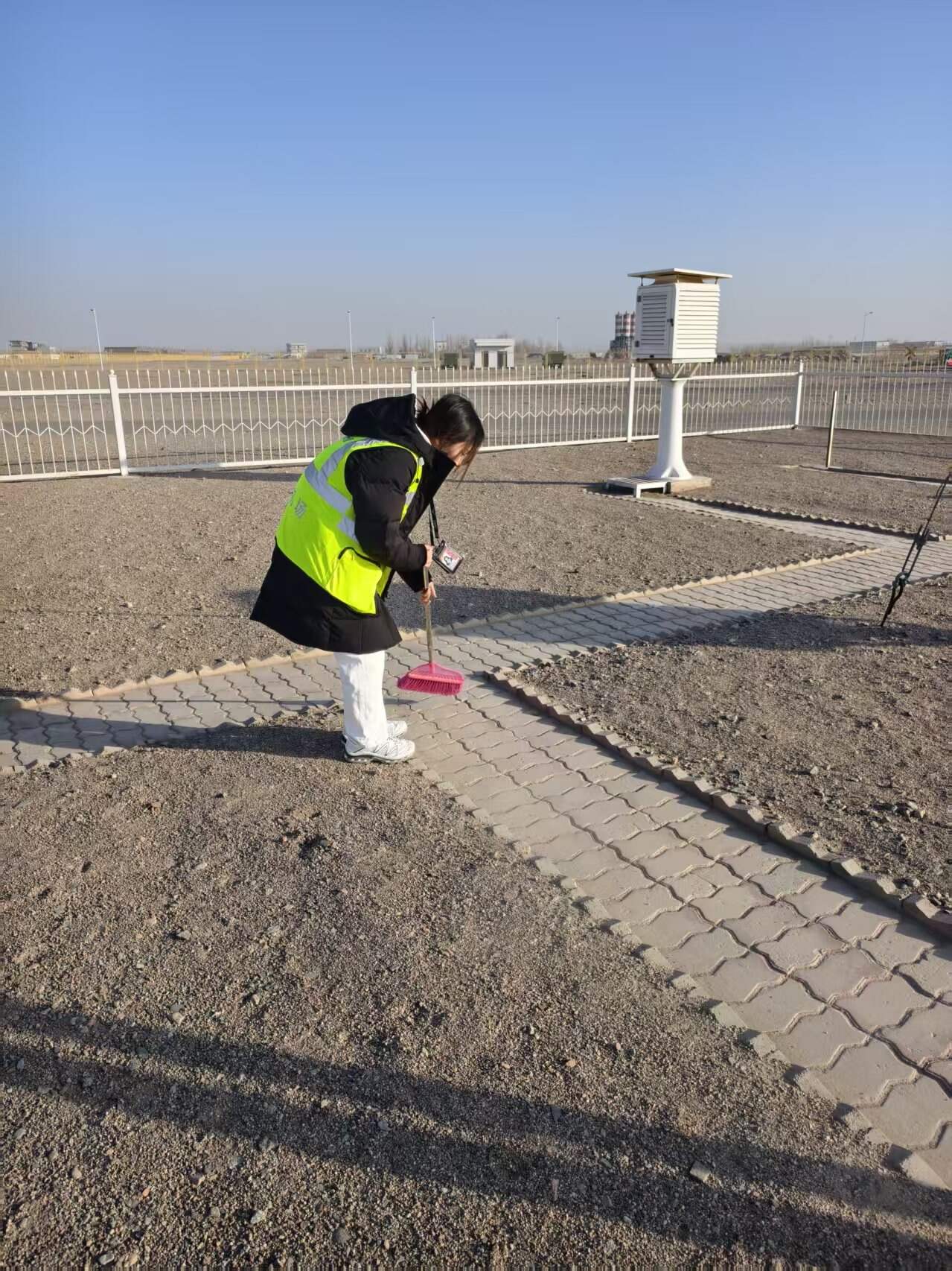 精检细护筑防线 新疆机场集团哈密伊州机场气象台开展月初维护