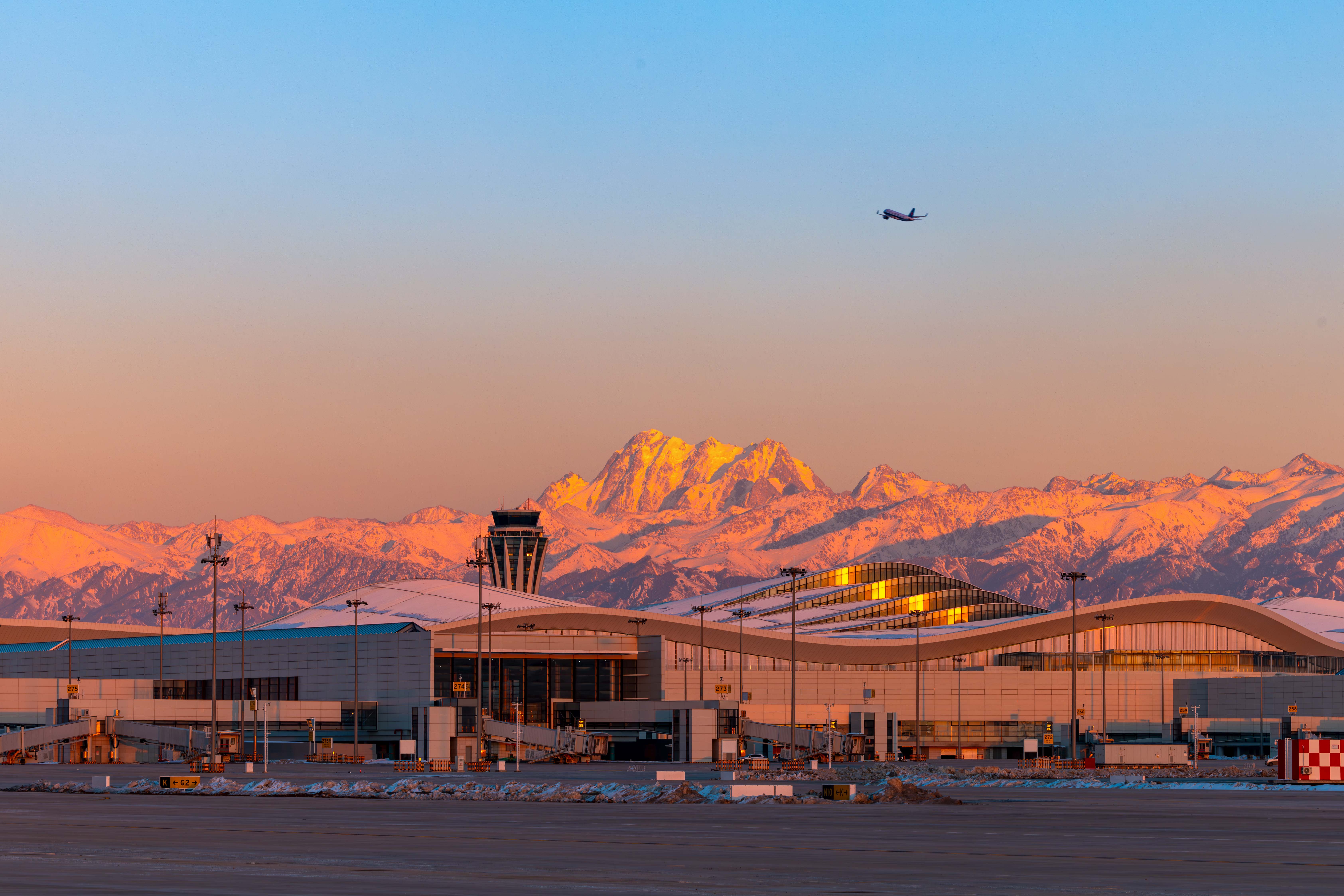 春节假期 新疆机场集团迎送旅客138.23万人次