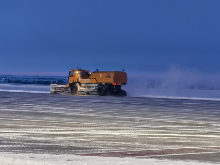 以雪为令 护航返程|阿勒泰雪都机场全力除冰雪 保障春运畅通