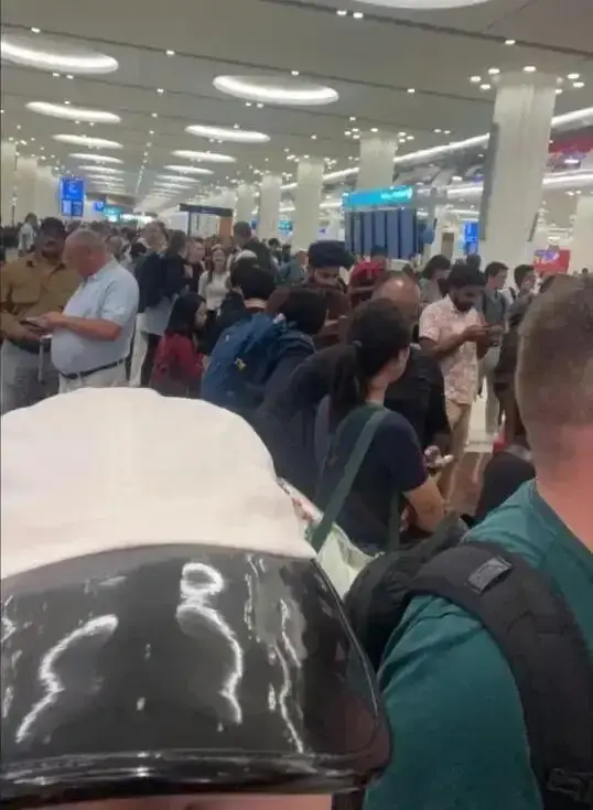 遭战争波及 迪拜机场停航 大量中国旅客滞留