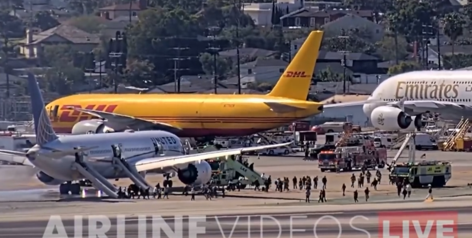 美联航一航班发动机冒烟紧急返航！