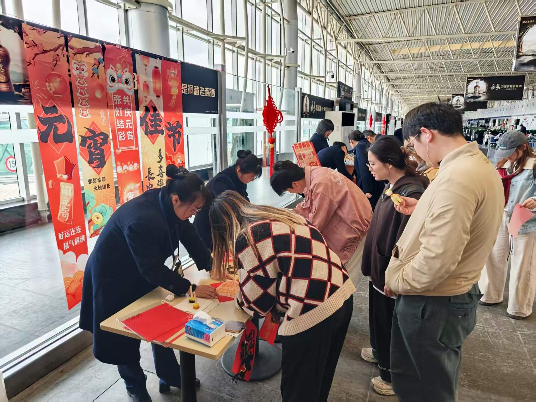 元宵送福护安康  情暖旅途践初心

——黄山机场开展“马上健康·温暖元宵”特色活动