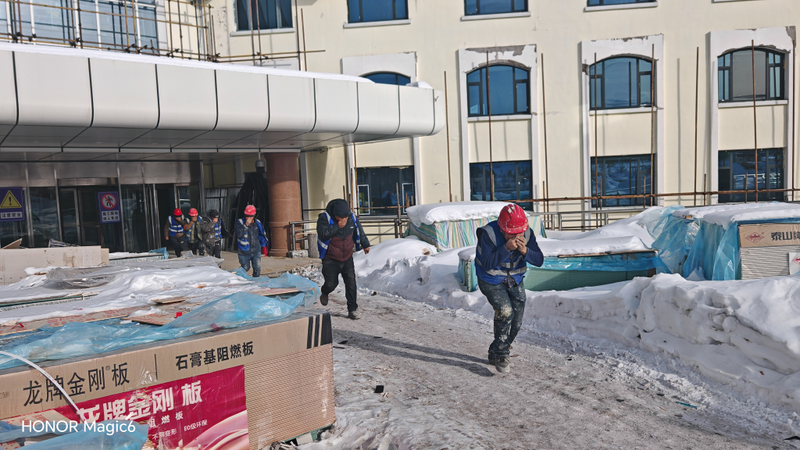 以练筑防 安全护航——布尔津喀纳斯机场联合天缘山庄施工单位开展应急疏散演练