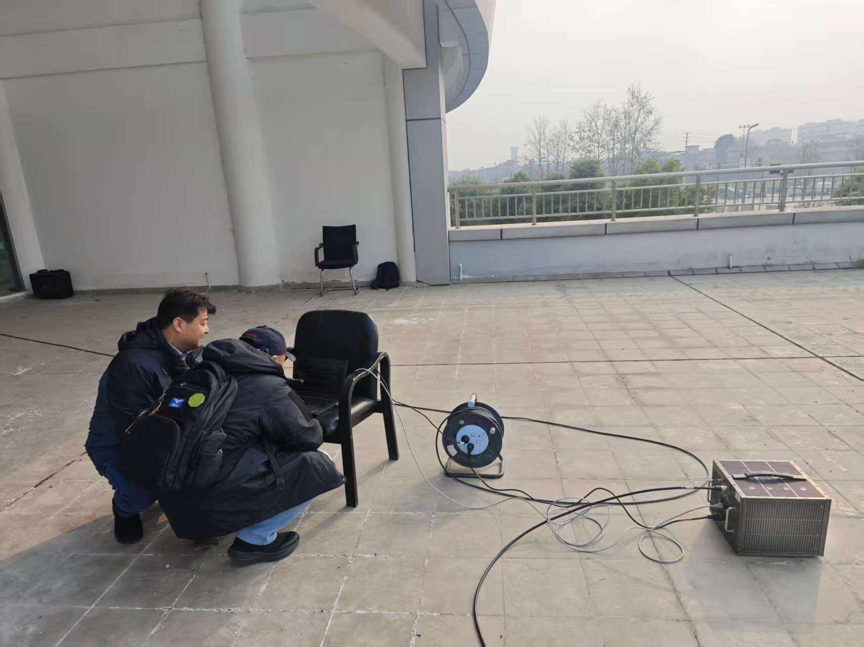 西南空管局设备监控中心组织开展崇州导航台GNSS专项电磁环境监测工作