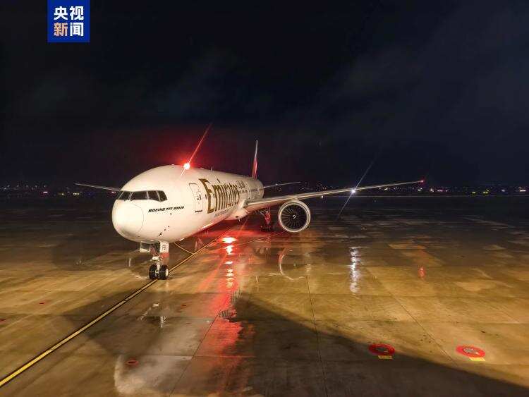 由迪拜国际机场飞往上海浦东国际机场航班平安落地