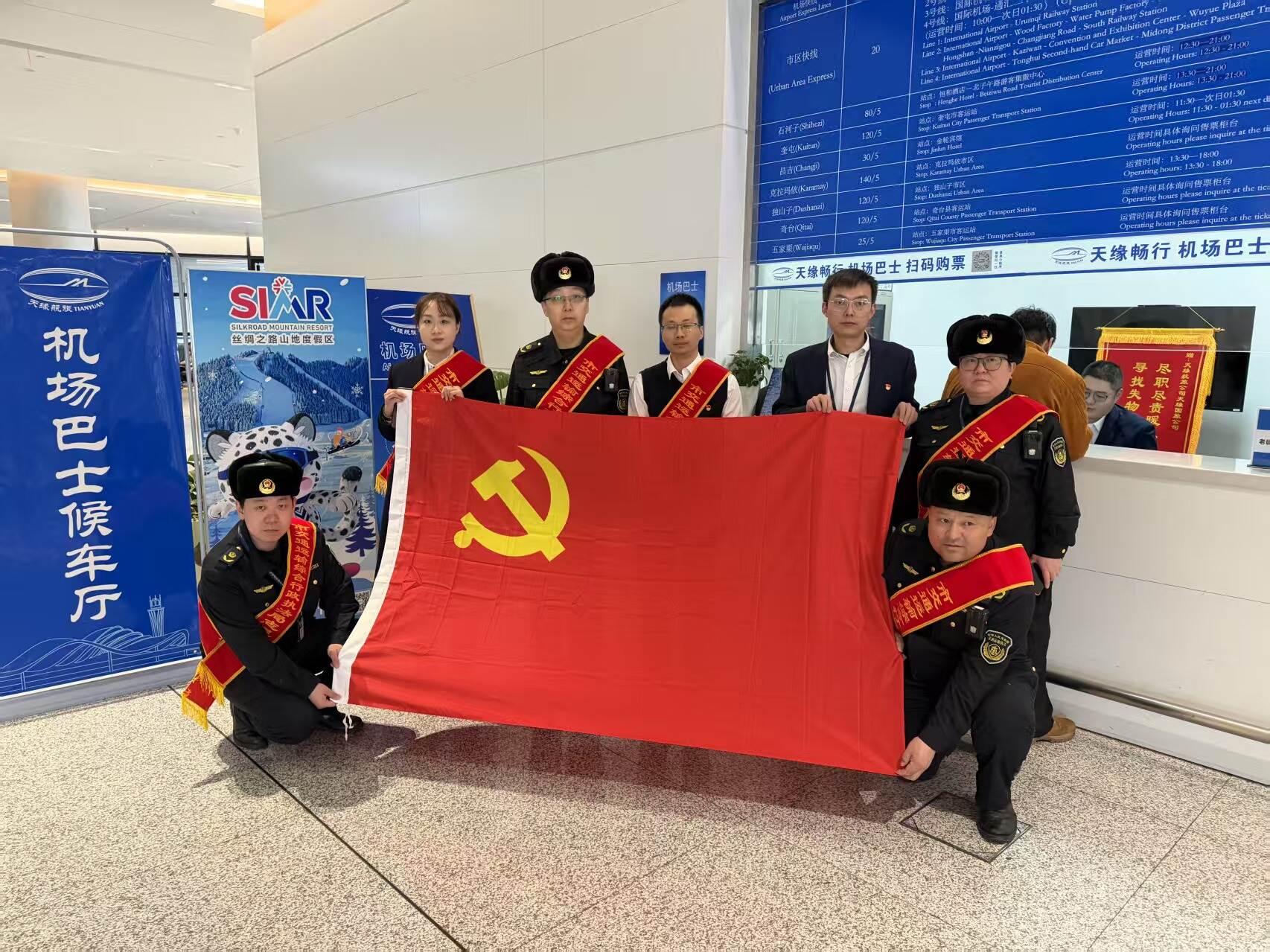 弘扬雷锋精神 践行为民初心-天缘航旅公司联合交通执法部门开展学雷锋志愿
服务活动