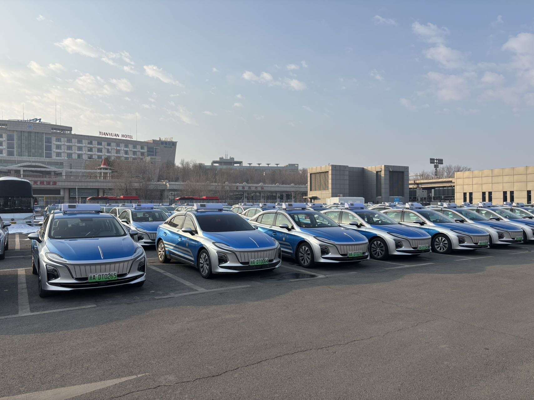 绽放在方向盘上的巾帼风采 — 天缘航旅公司天缘车队开展妇女节暖心活动