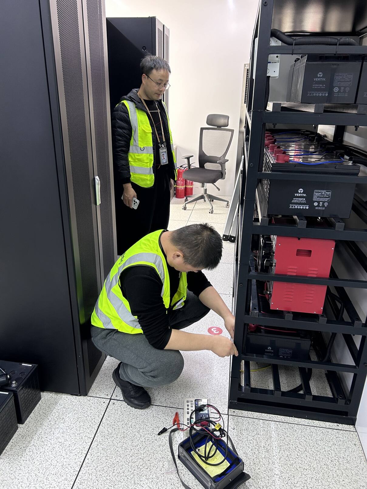 争分夺秒换新电 防患未然保安全——西南空管局维修中心天府运行维护部及时消除盲降供电隐患