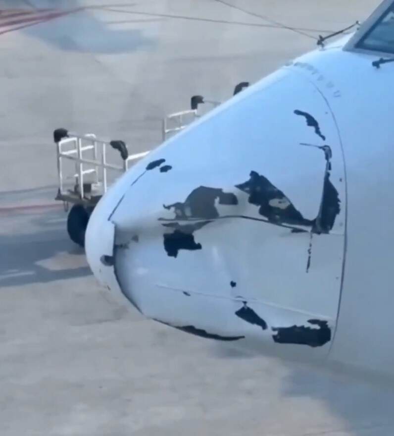 飞机落地才发现机头被撞烂？