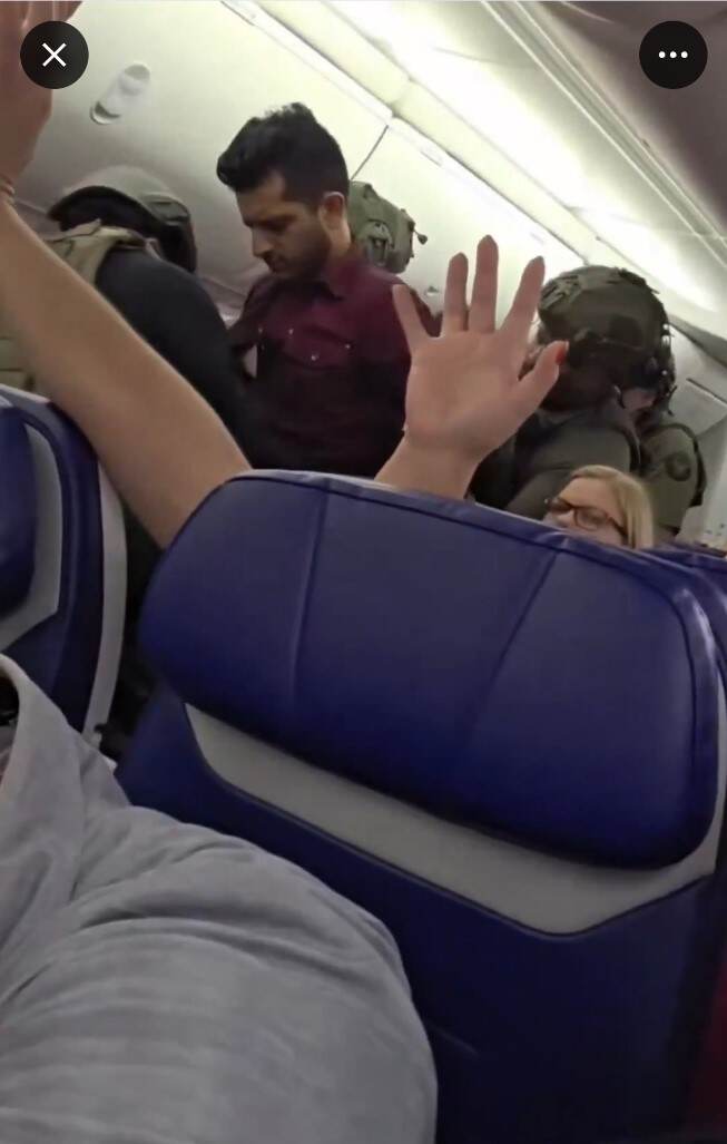 美国西南航空一航班遭炸弹威胁 全体乘客被要求举手低头