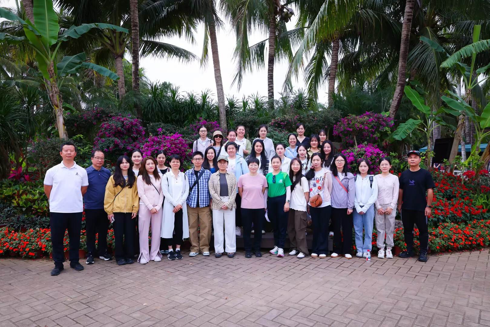 三亚空管站开展三八节雨林趣行活动