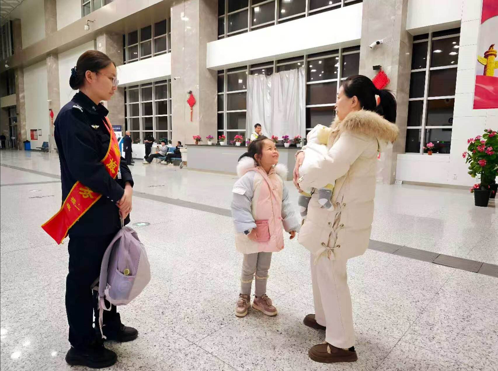 绽芳华 践初心 暖空港 显担当——新疆机场集团若羌楼兰机场开展“巾帼绽芳华 平安伴我行”主题活动
