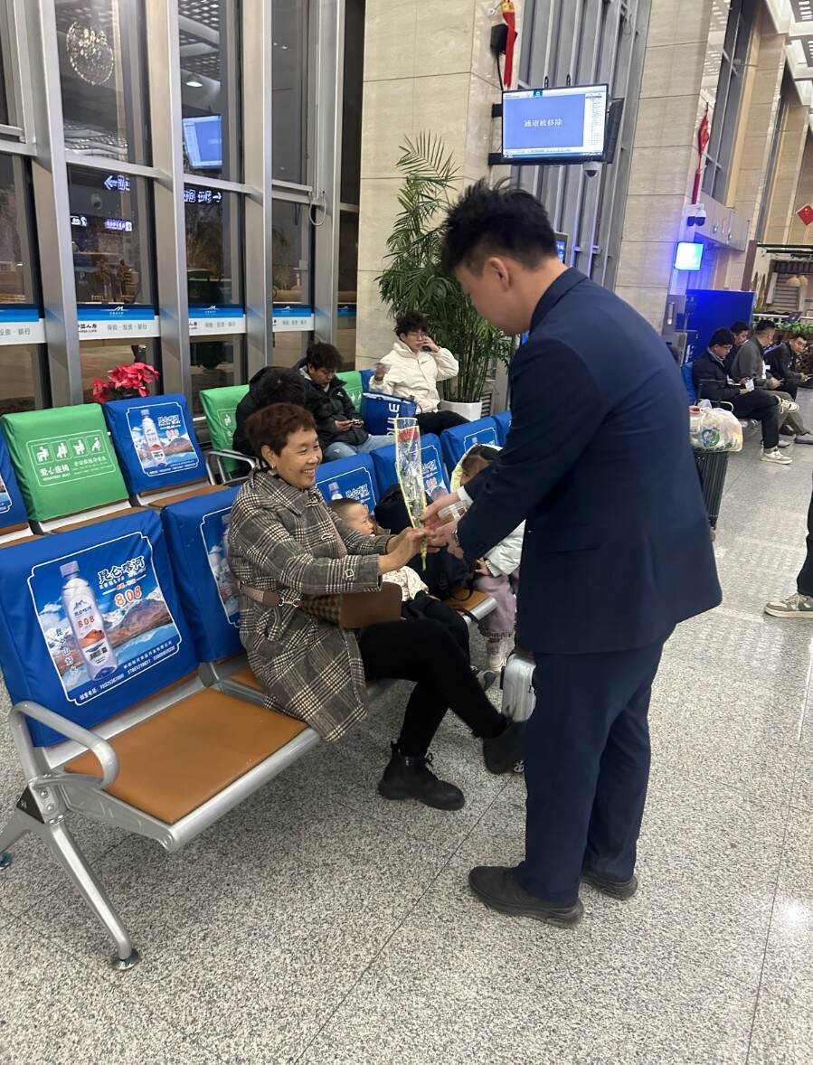 花香伴旅途 服务暖人心——新疆机场集团吐鲁番交河机场三八妇女节温情献礼女性旅客