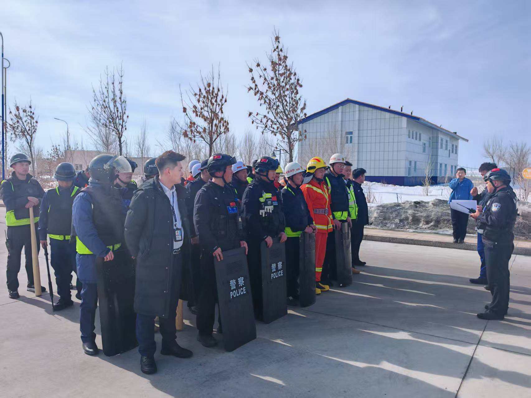 富蕴可可托海机场开展车辆碾压及刀斧砍杀应急演练 筑牢航空安全防线