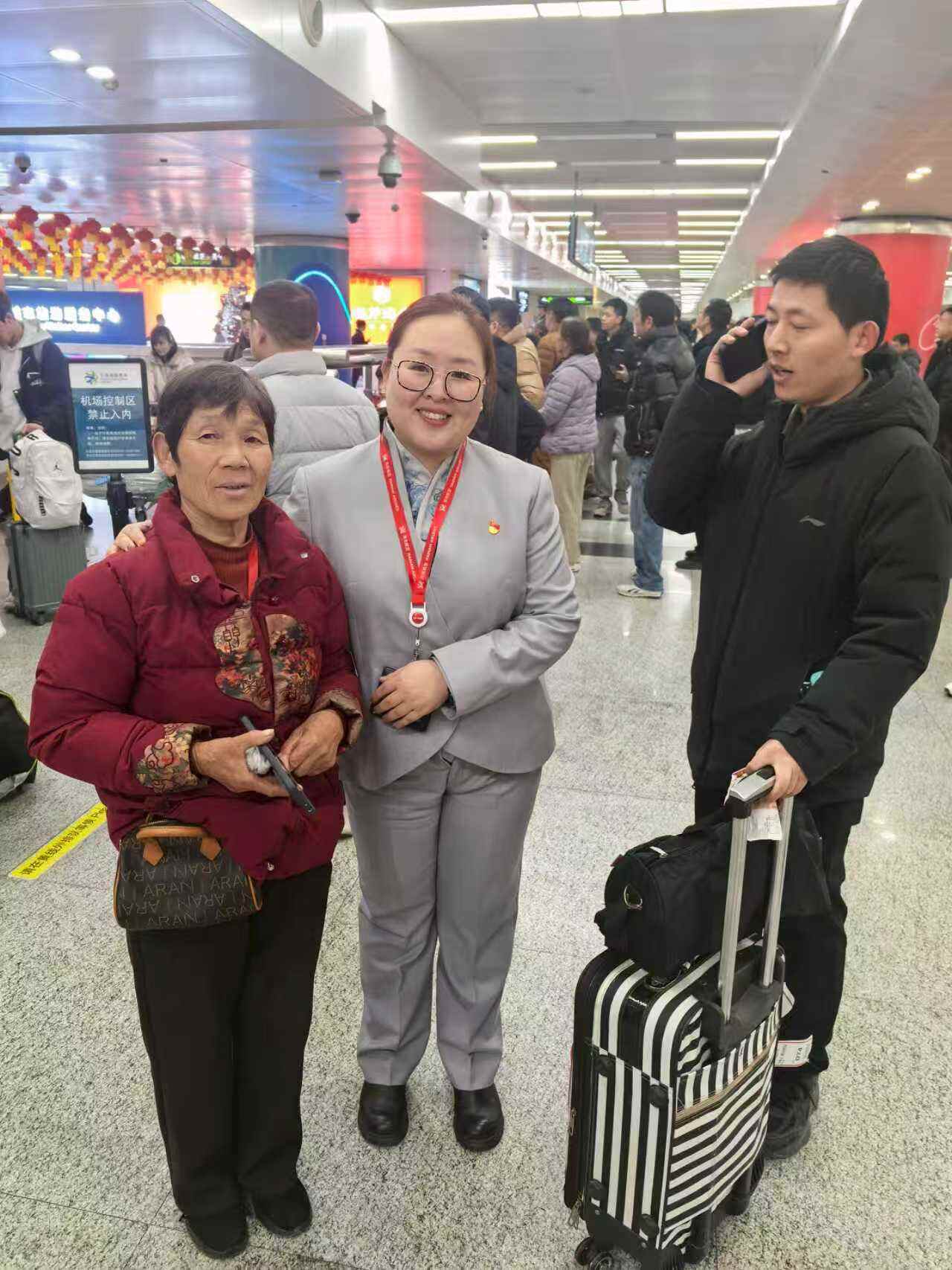 行李箱上的暖心字条，一场跨越千里的温暖守护