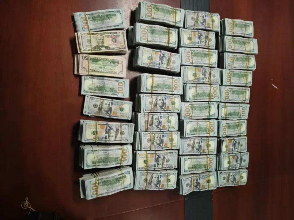 旅客违规携带164.5万美元现金进境被查