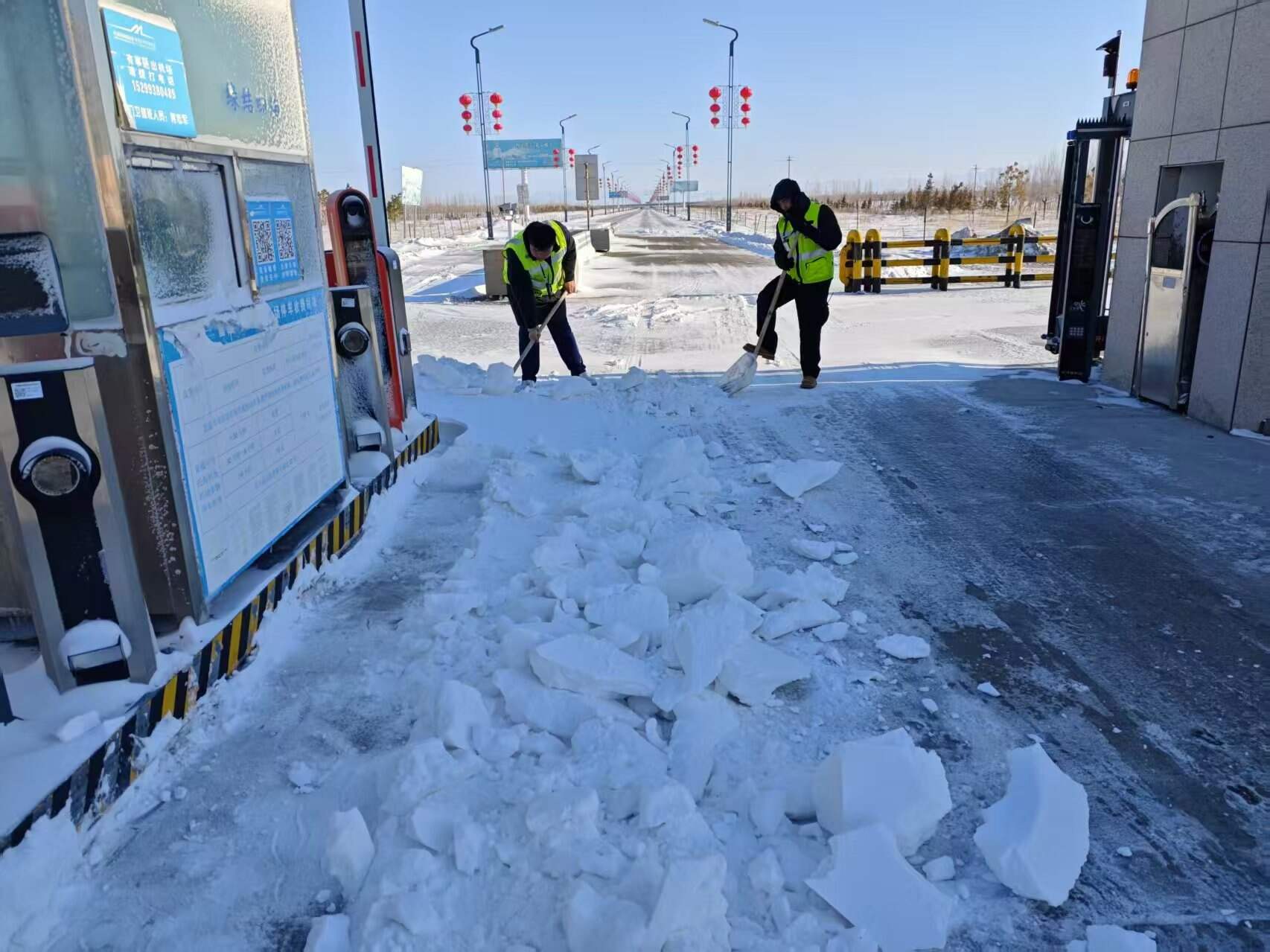富蕴可可托海机场成功应对今春首场大风伴高吹雪天气 全力保障旅客出行安全
