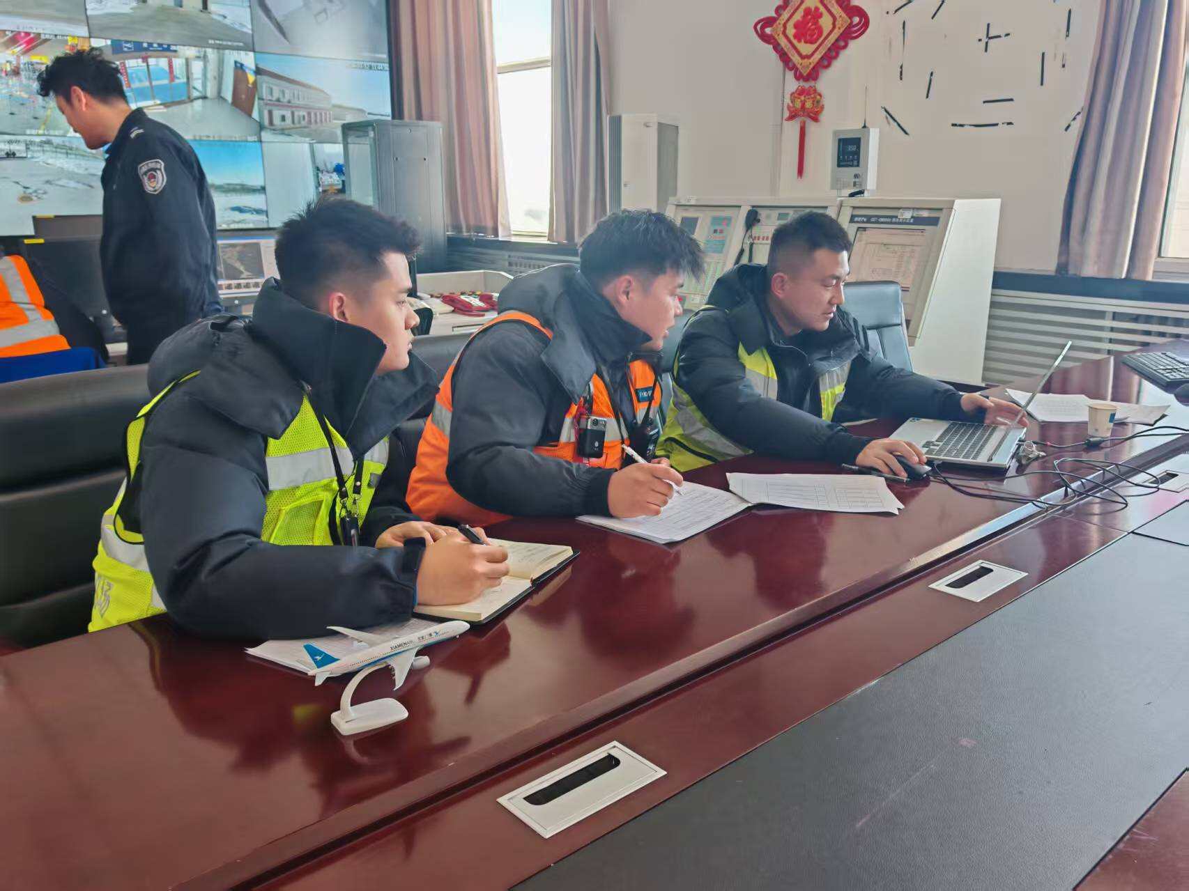 富蕴可可托海机场联合办公互学互促 深化改革提质增效