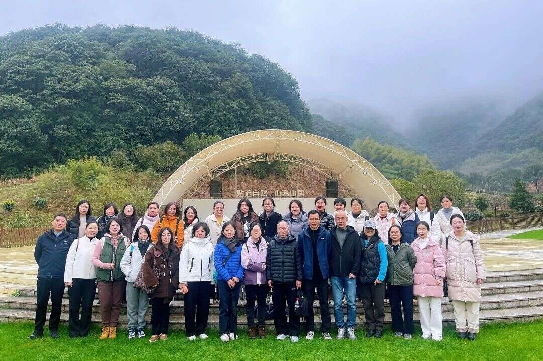 山野寻趣悦身心 ，春风雅聚话温情