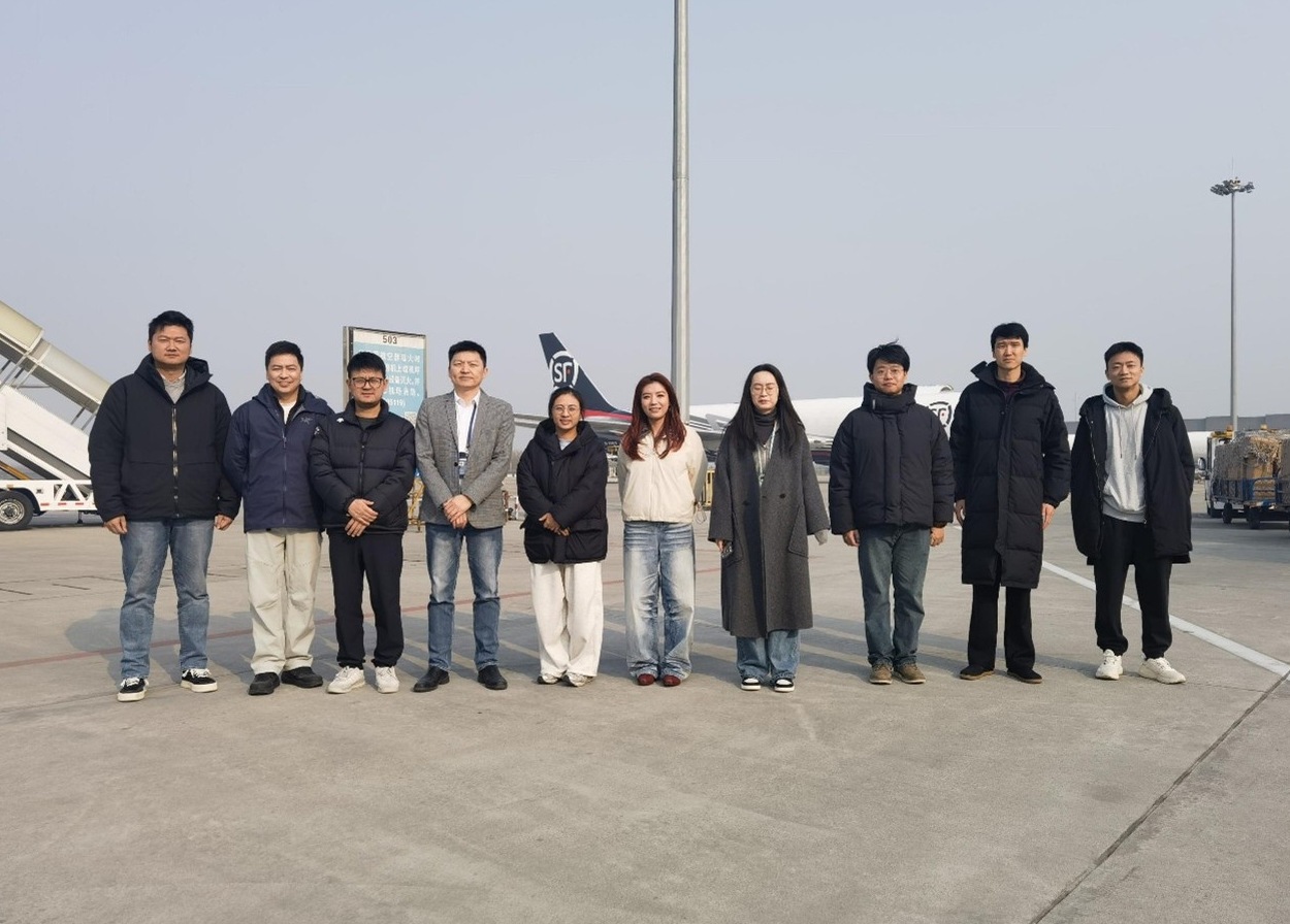 西南空管局空管中心塔台管制室开展双流机场场道参观