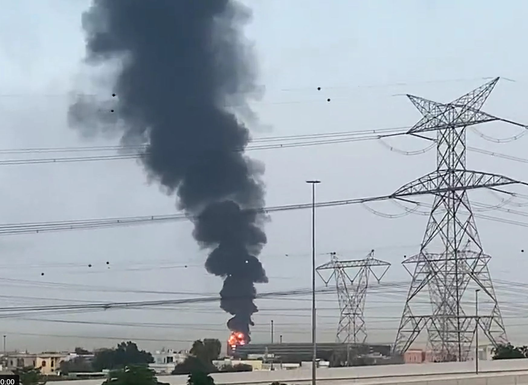 迪拜机场临时暂停起降！附近油罐遭袭击起火， 现场火光冲天