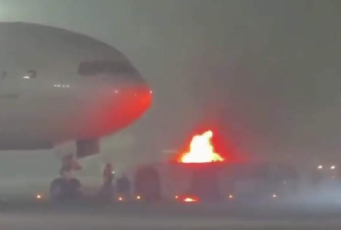 印度德里机场一飞机拖车突发起火 涉事航班安全撤离无人员伤亡