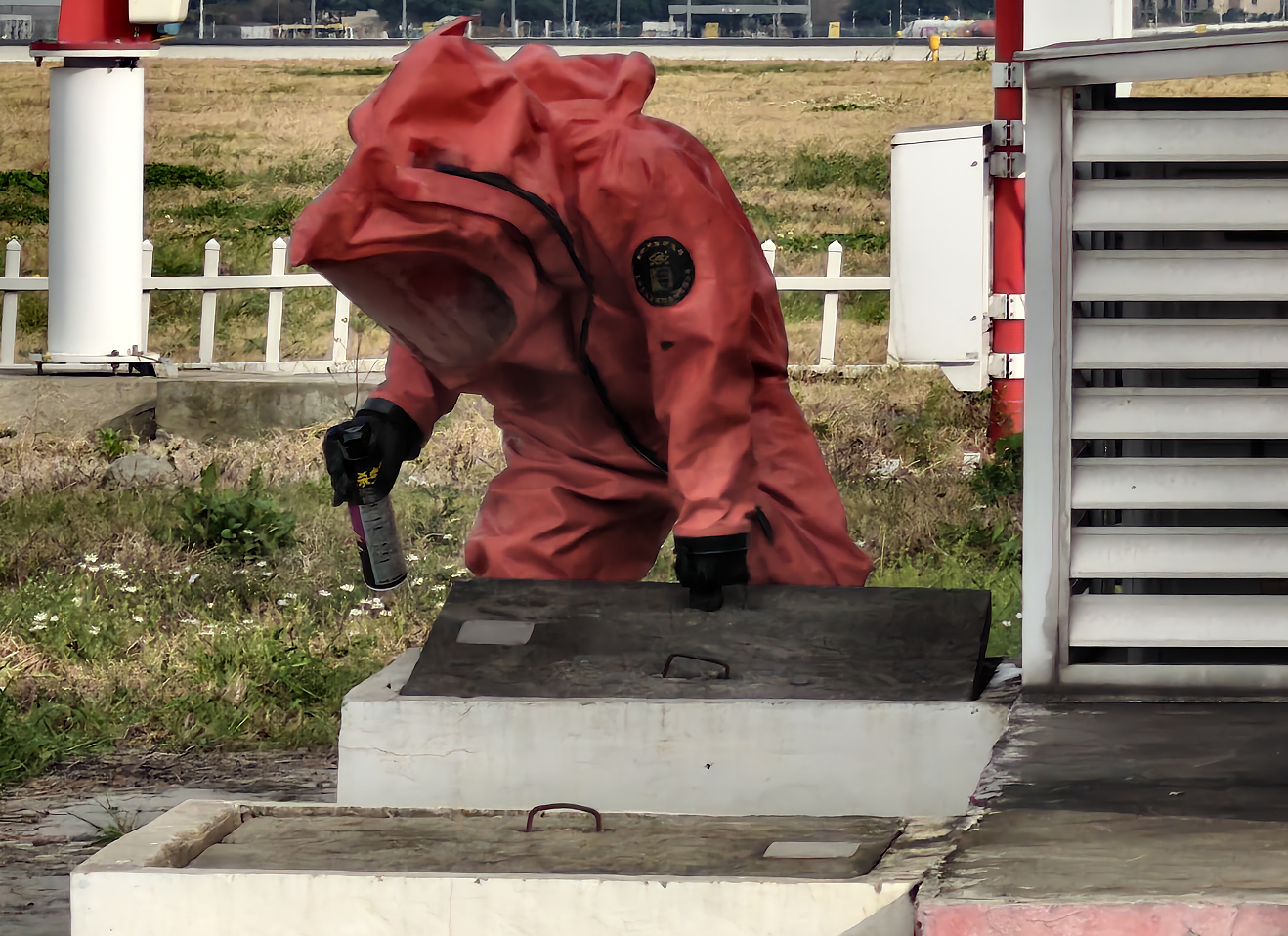 排除“蜂”险 守护台站安全——西南空管局维修中心联合机场消防成功处置02L下滑台站蜂巢隐患