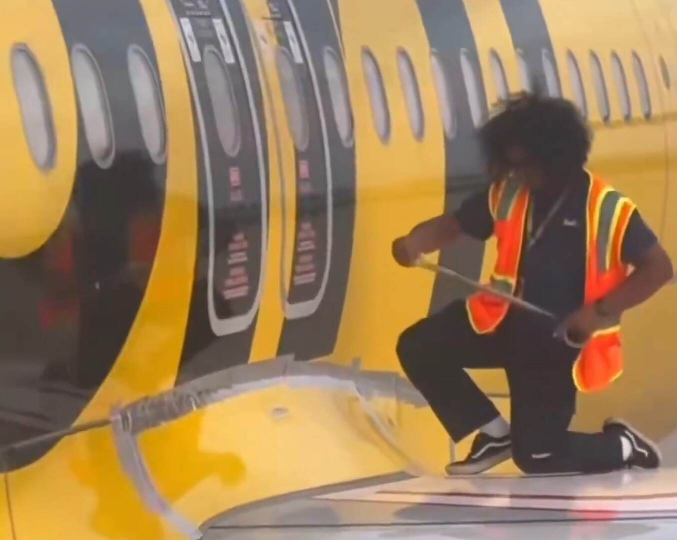 起飞前发现地勤用胶带修补飞机？旅客要求退款