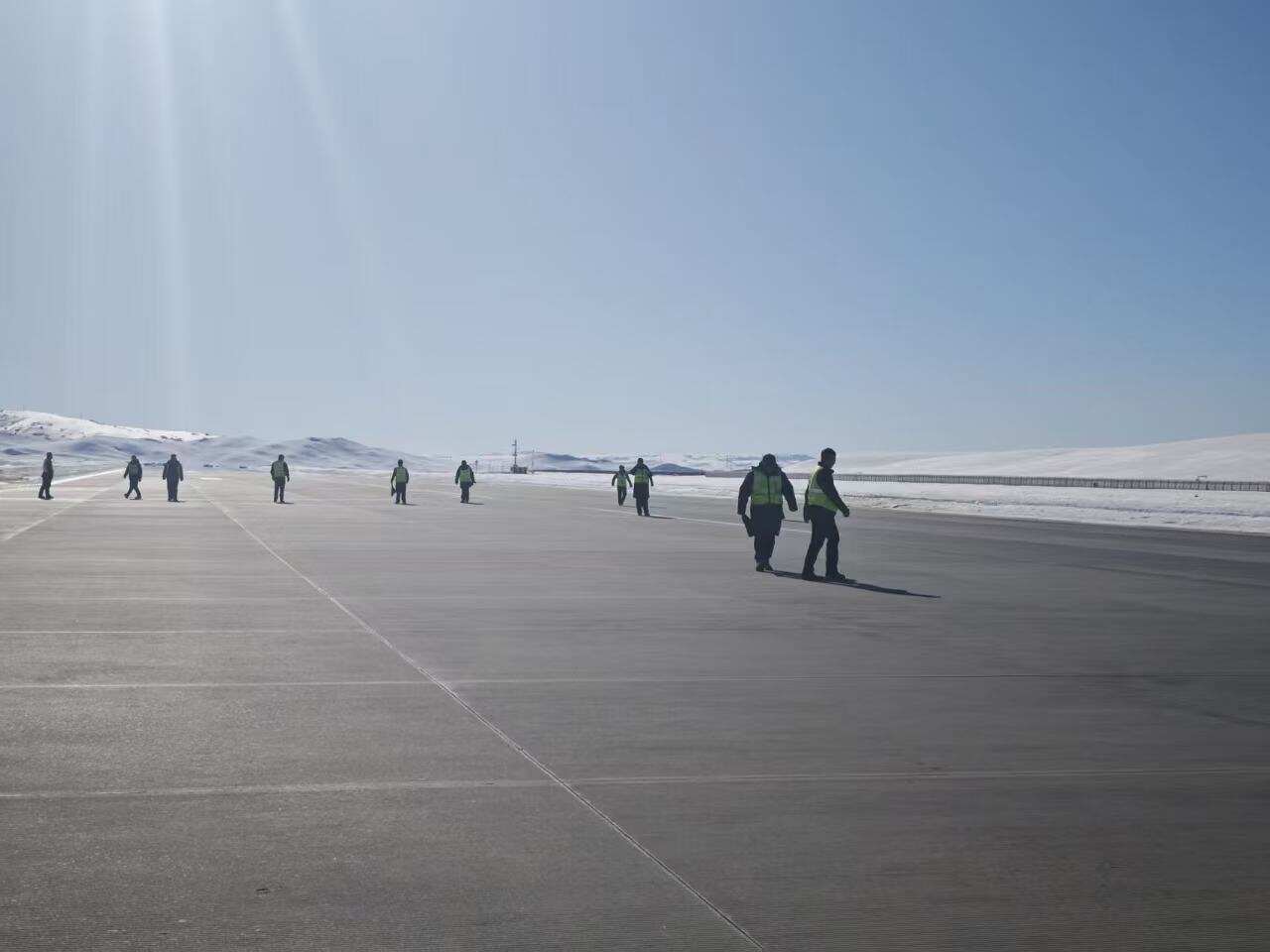 布尔津喀纳斯机场开展春季化雪期跑道巡检及FOD清理专项行动