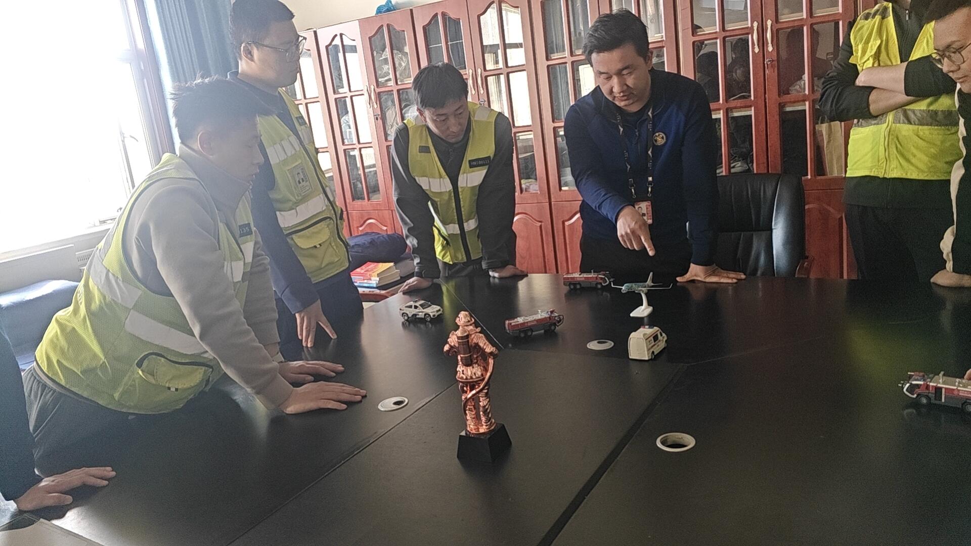 以演备战守安全 协同处置筑防线——新疆机场集团哈密伊州机场航空安全保卫部(消防救援站)组织航空器起落架起火桌面演练