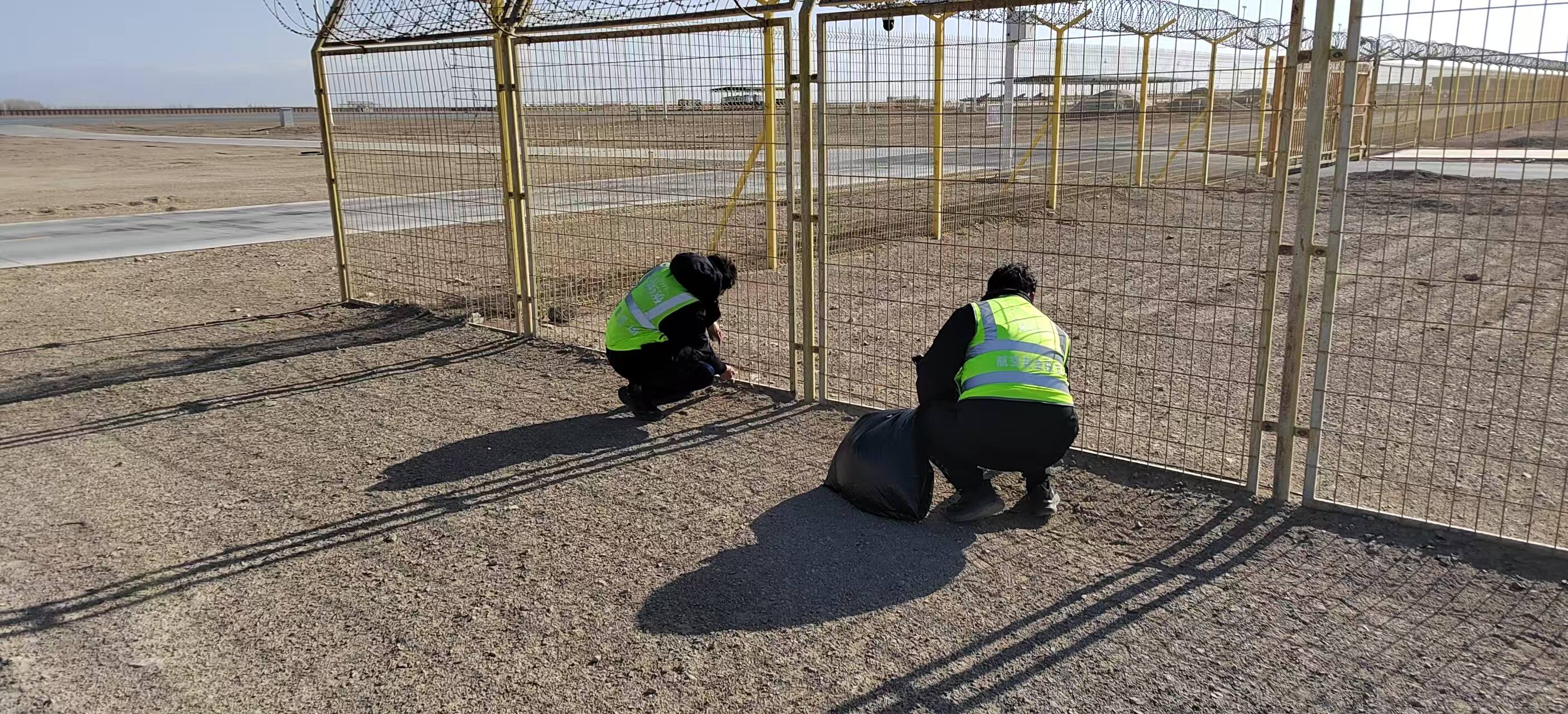 大风来袭哈密伊州机场航空安全保卫部(消防救援站)严阵以待防大风 筑牢围界安全线