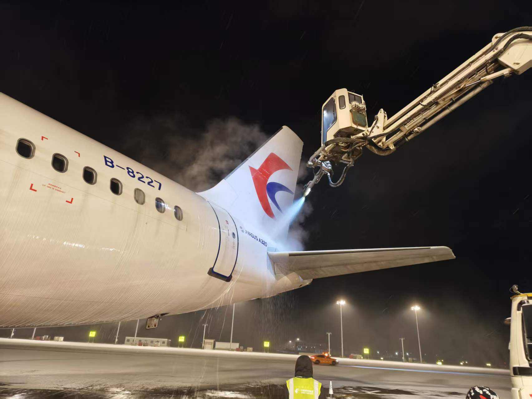 东航甘肃分公司紧急应对寒潮强降雪