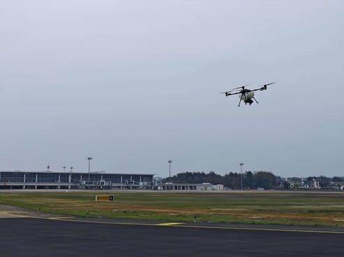 黄山机场首次开展飞行区植被建植集中撒播作业